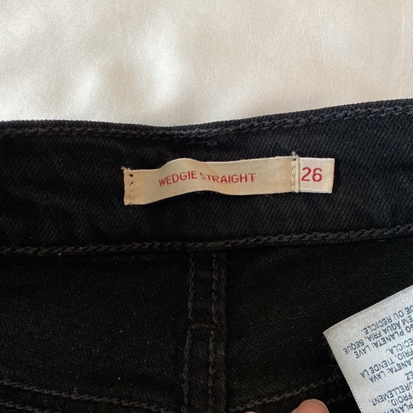 Levi’s Wedgie Straight Ankle Jeans in Black Heart - Picture 4 of 9